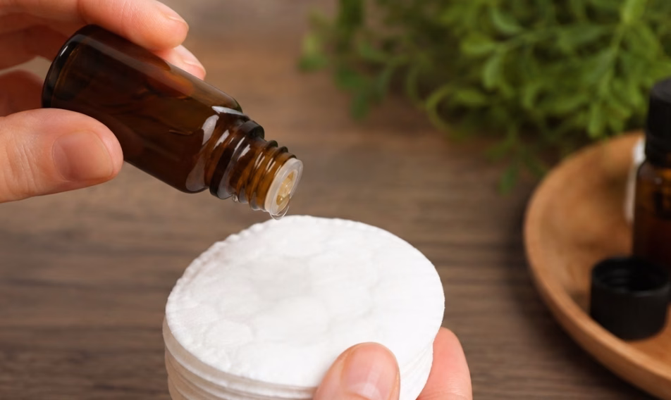 Acide hypochloreux : l&rsquo;ingrédient naturel qui calme les boutons tout en respectant votre peau