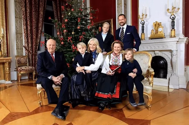 La famille royale norvégienne sous pression : après Mette-Marit, le roi Harald hospitalisé en image